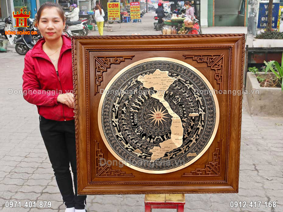 Từng đường nét trên mặt trống được chạm khắc vô cùng tỉ mỉ và tinh xảo